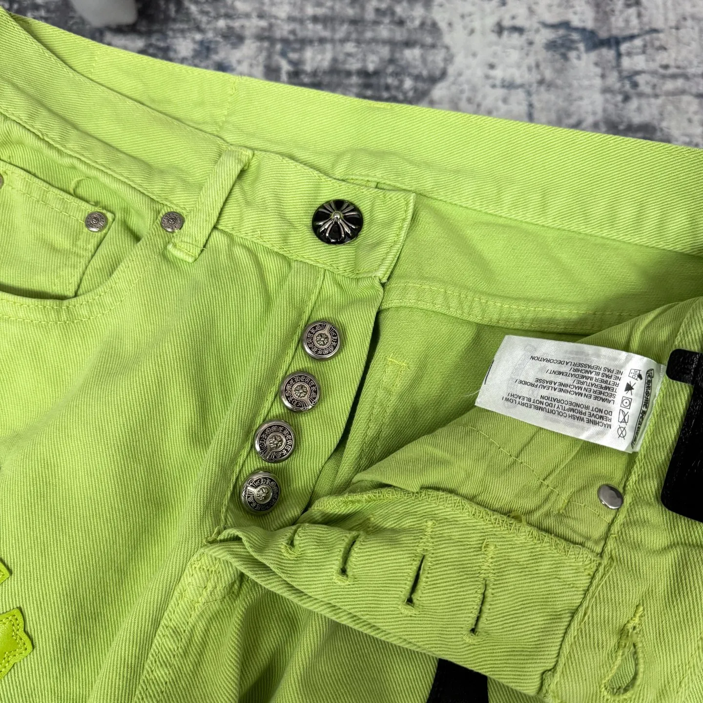 P260 Chrome hearts CH green cow king Yang Mi's same style sex recods limited green cow jeans. Really restores the ultimate texture of Vintage. Italian special cowhide print and cut. Customized sheepskin three-layer thick line leather. The whole is spliced in heavy water washing process. Craftsmen hand-splash ink. You can see the details. Three-dimensional cutting version. Loose and comfortable. Not picky about the figure. Makes taller and slimmer. Seiko factory. Original quality control. Same style for men and women. Can be matched with couples. Versatile recommendation. Essential jeans for all seasons Color: Green Size: S-XL
